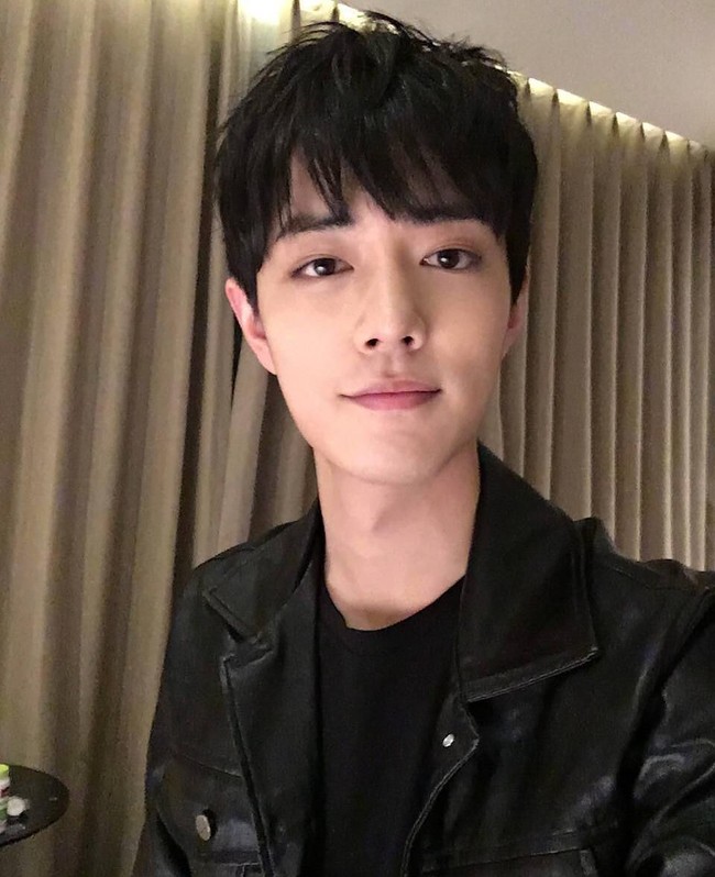 Lebih dikenal dengan citra introvert dan pasif, dalam kehidupan nyata Xiao Zhan cukup proaktif dalam percintaan. Dia mengatakan jika bertemu seseorang yang disukai, Xiao Zhan tidak akan ragu mengambil inisiatif duluan untuk mendekati orang tersebut. Foto: Instagram/@xiaozhan.daytoy