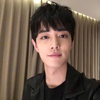 Lebih dikenal dengan citra introvert dan pasif, dalam kehidupan nyata Xiao Zhan cukup proaktif dalam percintaan. Dia mengatakan jika bertemu seseorang yang disukai, Xiao Zhan tidak akan ragu mengambil inisiatif duluan untuk mendekati orang tersebut. Foto: Instagram/@xiaozhan.daytoy