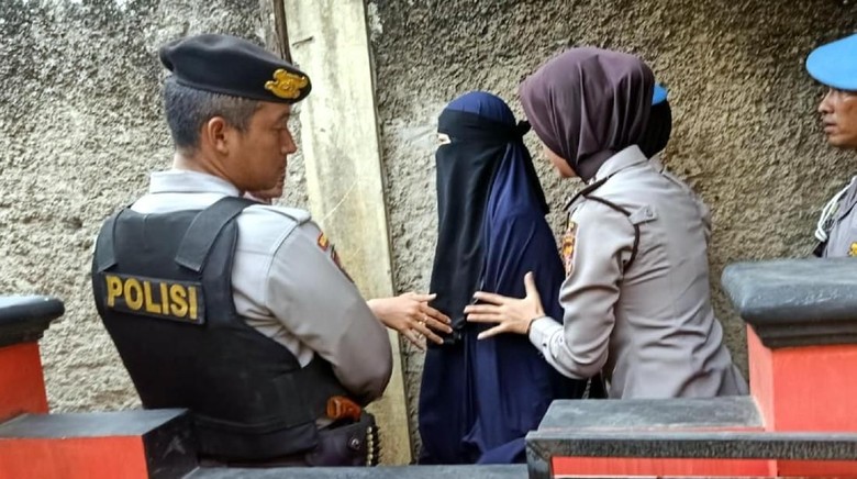 Istri Terduga Teroris yang Ditangkap Densus 88 di Cianjur Dipulangkan Istri Terduga Teroris yang Ditangkap Densus 88 di Cianjur Dipulangkan