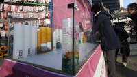 Sejumlah orang tua murid berdatangan ke Kuil Jogye di Seoul, Korea Selatan, untuk memberikan doa pada anak-anak mereka agar diberikan kelancaran dan dapat lolos ujian masuk universitas.