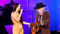 Dalam acara tersebut, Kacey juga sempat tampil bersama Willie Nelson. Terry Wyatt/Getty Images
