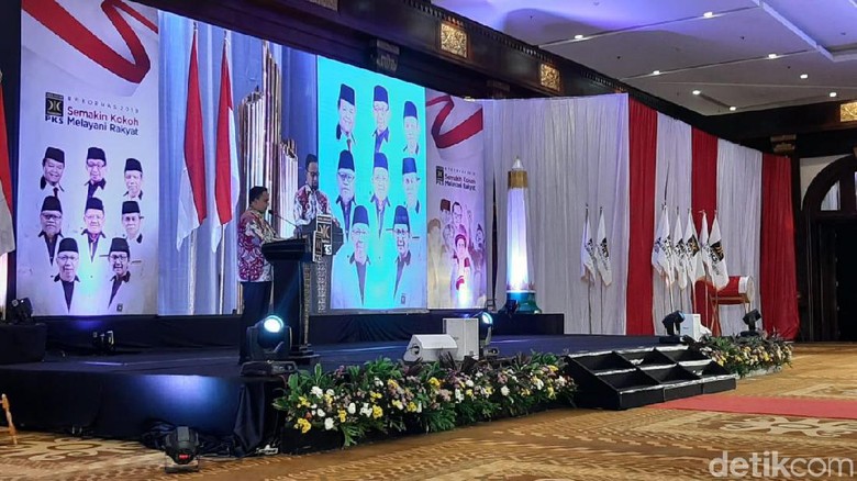 Anies di Rakornas PKS: Akhir-akhir Ini Lagi Musim Pelukan Anies di Rakornas PKS: Akhir-akhir Ini Lagi Musim Pelukan