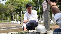 Reza mengaku emosional kala berziarah di makam BJ Habibie. Pool/Ismail/detikFoto.