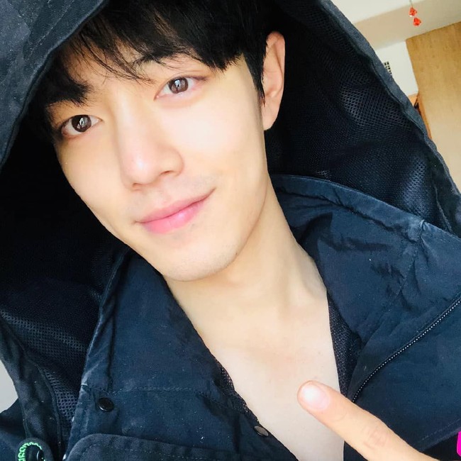 Orangtua Xiao Zhan sebenarnya ingin memberinya nama Xiao Zan. Dalam bahasa China, Zan berarti mendukung. Namun sang ayah takut namanya terlalu sulit ditulis dalam huruf China, sehingga dia menggantinya dengan Zhan yang berarti perjuangan. Foto: Instagram/@xiaozhan.daytoy