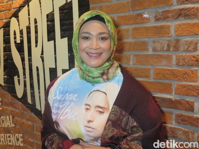 Dewi Hughes pun mengubah total pola makannya. Dari yang suka mengonsumsi segala makanan, menjadi hanya makan yang sesuai dengan konsep real food yakni segala yang tumbuh di bumi dan disinari matahari. Ia mengonsumsi makanan segar dan alami, serta menghindari gula, garam, minyak, tepung serta nasi. Foto: detikhot