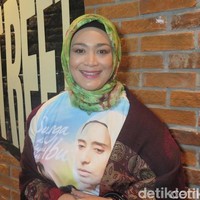 Dewi Hughes pun mengubah total pola makannya. Dari yang suka mengonsumsi segala makanan, menjadi hanya makan yang sesuai dengan konsep real food yakni segala yang tumbuh di bumi dan disinari matahari. Ia mengonsumsi makanan segar dan alami, serta menghindari gula, garam, minyak, tepung serta nasi. Foto: detikhot