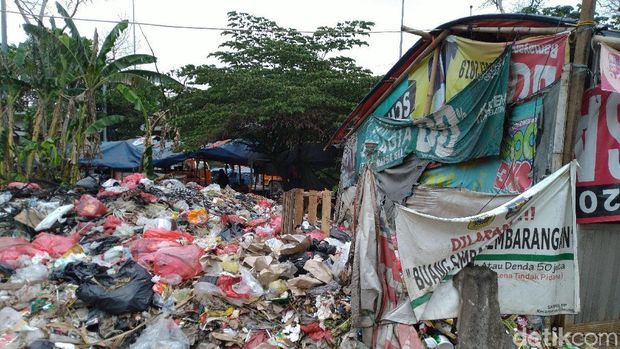 Banyak PKL, Kolong Flyover Cileungsi Tampak Kumuh