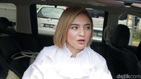 Janda satu anak itupun mengucapkan terimakasih kepada orang yang memperhatikannya. Pool/Palevi S/detikFoto.