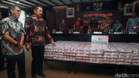 Uang pecahan Rp 100 ribu itu diikat dalam gepokan. Lalu gepokan itu dimasukkan dalam sebuah plastik besar. Uang itu kemudian disusun dan ditumpuk di atas meja di Gedung Utama Ruang Sasana Pradana Kejaksaan Agung, Jalan Sultan Hasanuddin, Jaksel, Jumat (15/11/2019).