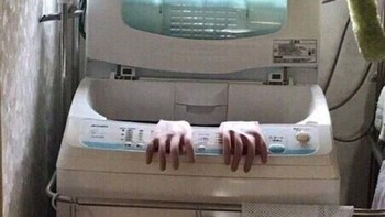 Bukan tangan orang. Itu sarung tangan karet yang baru dibersihkan pakai mesin cuci (Bored Panda)