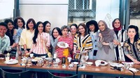 Momen makan Rossa bersama teman-temannya juga kerap dibagikan lewat media sosialnya. Salah satunya momen ketika makan ramai-ramai ini. Foto: instagram @itsrossa