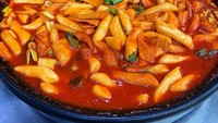  Tentu makanan yang satu ini sudah sangat populer. Namanya tteokbokki yang terbuat dari kue beras bertekstur kenyal. Tteokbokki hadir dengan lumuran saus gochujang yang manis pedas gurih. Di Korsel, tteokbokki jadi makanan sepanjang hari mulai dari sarapan hingga camilan malam. Foto : instagram @omokoreanstreetfood