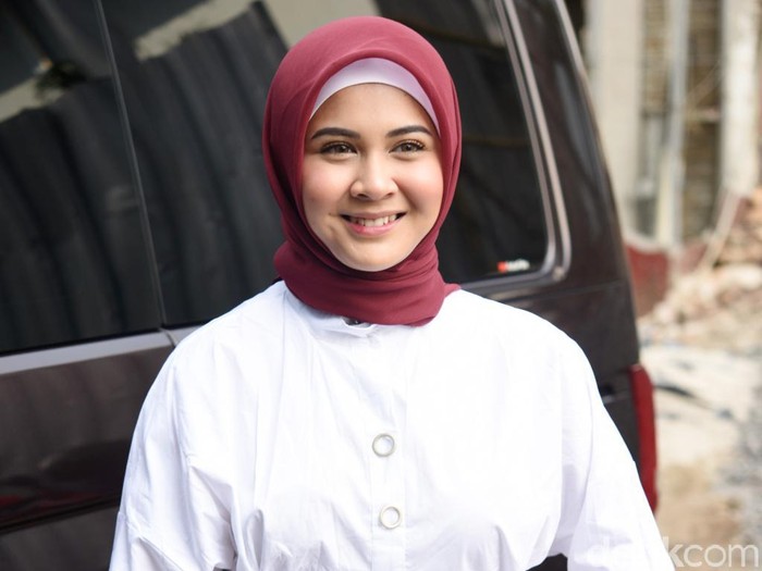 Kesha Ratuliu saat ditemui di studio Trans TV.