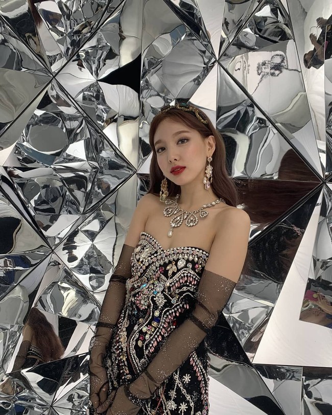 Nayeon TWICEBanyak personel Twice yang masuk daftar top idol wanita 2019 menurut para tentara. Nayeon yang punya wajah imut ini pun salah satunya. Foto: Instagram Twice