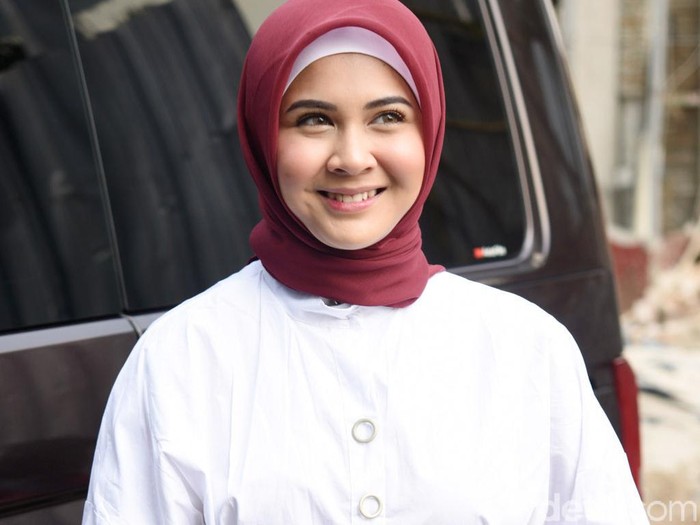 Kesha Ratuliu saat ditemui di studio Trans TV.