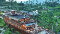 Foto: Instagram @javasceneryRestoran ini memiliki konsep yang menarik yaitu berbentuk kapal pinisi, letaknya di Ciwidey menawarkan indahnya panorama alam yang menarik.