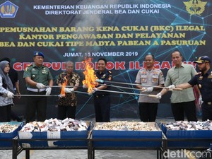 Jutaan Batang Rokok Ilegal dan Pita Cukai Palsu Senilai Rp 11 M Dimusnahkan