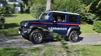 Untuk menunjang kinerjanya, sebagai kendaraan aparat keamanan, Jimny ini mendapat sejumlah modifikasi. Di bagian atap misalnya sudah tersemat lampu LED, warna biru. Foto: topgear.com