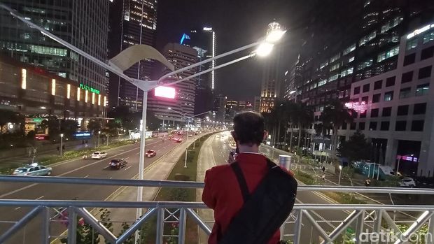 Wisatawan yang tengah mengabadikan momen