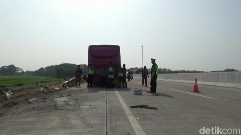 Tak Ada Jejak Pengereman Saat Bus Tabrak Truk Hingga Tewaskan 4 Orang Tak Ada Jejak Pengereman Saat Bus Tabrak Truk Hingga Tewaskan 4 Orang