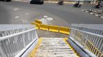 Penampakan Tangga JPO Dewi Sartika yang Ada di Tengah Jalan