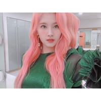 Sana TWICEPopularitas Twice di kalangan para pria, termasuk tentara di Korea memang tak main-main. Dikatakan jika Twice merupakan salah satu girlband paling disukai. Sana menempati urutan teratas dalam popularitas. Wanita asal Jepang ini memang dikenal menggemaskan bagi banyak pria. Foto: Instagram Twice