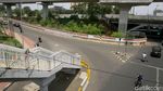 Penampakan Tangga JPO Dewi Sartika yang Ada di Tengah Jalan