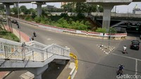 Meski begitu, kondisi tangga JPO yang berada di tengah jalan tersebut cukup berbahaya untuk dilintasi bila pejalan kaki maupun pengendara tak hati-hati saat melintasi kawasan tersebut.