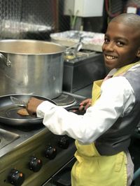 Keren! Bocah 11 Tahun Ini Buka Restoran Vegan Setelah Belajar Masak Sendiri