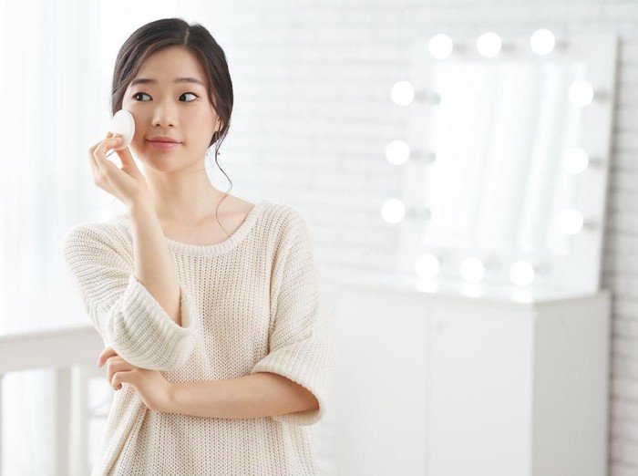 Ilustrasi wanita pakai skincare Beauty concept of asian woman.