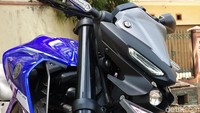 Headlamp-nya kini punya garis desain khas MT series, dengan fitur lampu DRL (Day Running Light) dan lampu projector yang dibiarkan tanpa cover. Tak hanya itu, pada MT-25 juga sudah disematkan lampu sein jenis LED yang bentuknya pipih dan memanjang. Luthfi Anshori/Detikcom.
