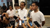 Gibran mengumumkan nama anak keduanya bersama sang ayah Jokowi dan ibunya Iriana. Gibran pun berharap dengan kelahiran adik Jan Ethes ini bisa membuat suasana Kota Solo lebih adem. (Foto: Bayu Ardi Isnanto/detikcom)