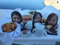 Cara Kreatif Wanita Bawa 3 Sahabatnya Liburan ke Eropa Ini Kocak