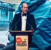 Busana berwarna aman seperti hitam, biru velvet, dan abu-abu biasanya menjadi andalan Pangeran William untuk kesempatan formal. Namun, gaya tersebut tak berlaku saat Duke of Cambridge menghadiri perayaan ulang tahun ke-50 yayasan amal yang dipimpinnya, Centerpoint, di The Roundhood, London, Inggris, baru-baru ini. (Foto: Getty Images)