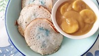 Foto: IstimewaApom berkuah jika di Indonesia mungkin hampir sama dengan serabi, pancake tradisional yang terbuah dari tepung beras dan saus pisang yang haangat.