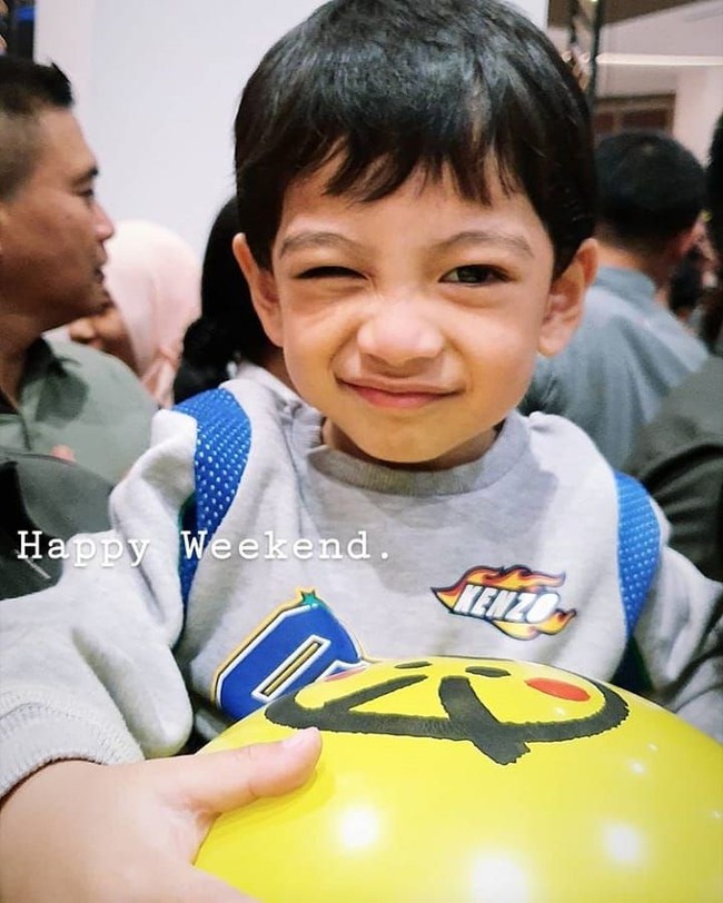 Bocah lucu dengan nama lengkap Jan Ethes Srinarendra ini lahir pada 10 Maret 2016 di RS PKU Muhammadiyah, Solo. Kini di rumah sakit yang sama, sang ibu, Selvi Ananda, melahirkan adiknya secara caesar. Bayi perempuan itu lahir pada pukul 15.46 WIB dengan berat 2,92 kg dan panjang 46,5 cm. Foto: Dok. Instagram @janethes_story