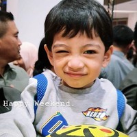 Bocah lucu dengan nama lengkap Jan Ethes Srinarendra ini lahir pada 10 Maret 2016 di RS PKU Muhammadiyah, Solo. Kini di rumah sakit yang sama, sang ibu, Selvi Ananda, melahirkan adiknya secara caesar. Bayi perempuan itu lahir pada pukul 15.46 WIB dengan berat 2,92 kg dan panjang 46,5 cm. Foto: Dok. Instagram @janethes_story