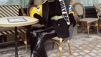 Disebut sebagai Street Style setiap gaya Rawdah selalu mencuri perhatian. Intip saja gaya kerennya saat mampir di salah satu restoran yang Instagrammable.Foto: Instagram @rawdis