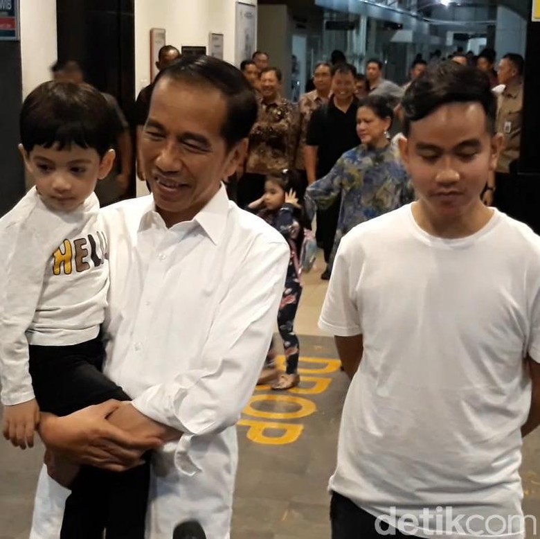 Usai Dampingi Gibran Umumkan Nama Bayi, Jokowi Tinggalkan RS PKU Solo Usai Dampingi Gibran Umumkan Nama Bayi, Jokowi Tinggalkan RS PKU Solo