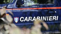 Menambah kesan kendaraan polisi, ada semacam list berwarna merah yang membentang di bodi samping mobil. Selain itu, disematkan juga beberapa striping bertuliskan Carabinieri di atas kap mesin, bodi samping, dan kaca belakang. Foto: topgear.com