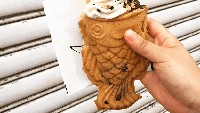 Gerai Aboong menawarkan es krim dengan wafel unik yang berbentuk ikan. Dalam wafel ikan tersebut diisi dengan pasta kacang merah, es krim yogurt, sirup cokelat dan potongan kacang. Foto: Istimewa
