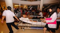 Petugas kesehatan membawa pasien seusai terjadi gempa di Rumah Sakit Siloam Manado, Sulawesi Utara, Jumat (15/11/2019). ANTARA FOTO/Aloysius Jarot Nugroho.