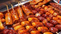Kalau berjalan-jalan di Korsel pasti mudah menemukan penjual camilan ini terutama di area pasar tradisional. Sate camilan ini terdiri dari sate sosis, tteokbokki hingga odeng yang dilumuri saus gochujang. Foto : instagram @cookat_thai