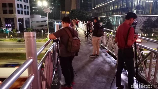 Wisatawan yang sesaki JPO tanpa atap di malam hari (Randy/detikcom)