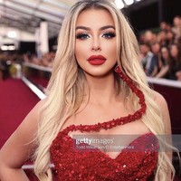 Foto itu diambil pada acara rep carpet Peoples Choice Awards, awalnya dibagikan oleh Tana di akun Instagramnya. Namun, seorang pengguna Twitter membandingkan foto Tana itu dengan versi yang belum diedit dari GettyImages. Foto: Instagram