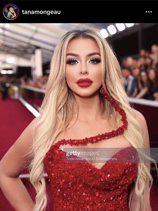 Foto itu diambil pada acara rep carpet Peoples Choice Awards, awalnya dibagikan oleh Tana di akun Instagramnya. Namun, seorang pengguna Twitter membandingkan foto Tana itu dengan versi yang belum diedit dari GettyImages. Foto: Instagram