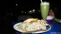 Contoh makanannya yakni, nasi goreng, sate padang, ayam sambal atau geprek. Haus, ada berbagai macam jus di sini, mulai dari alpukat hingga jeruk (Foto: Ahmad Masaul Khoiri/detikcom)