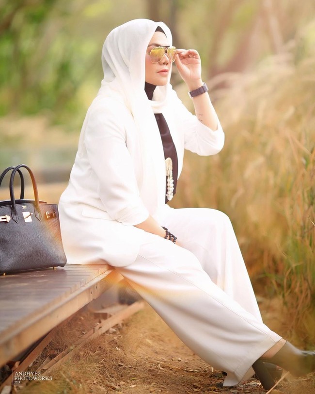 Setelah bercerai dengan Faisal Harris, Sharifa tetap hidup mewah. Dia konsisten mengunggah gaya memakai barang branded seperti tas dan ikat pinggang Hermes, Louis Vuitton hingga Chanel. Foto: Dok. Instagram