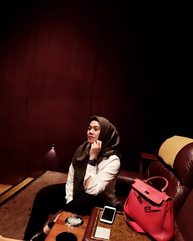 Berpose di bioskop, ibunda Shafa Harris itu tampak ditemani dengan tas Hermes Kelly merahnya. Tas yang dimiliki Sarita Abdul Mukti itu berharga ratusan juta rupiah.Foto: Dok. Instagram