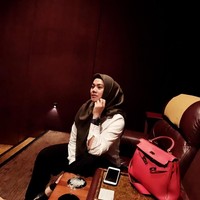 Berpose di bioskop, ibunda Shafa Harris itu tampak ditemani dengan tas Hermes Kelly merahnya. Tas yang dimiliki Sarita Abdul Mukti itu berharga ratusan juta rupiah.Foto: Dok. Instagram